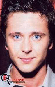 Курит каннабис не стесняясь