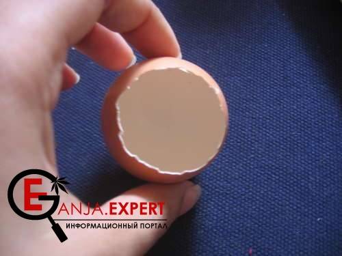 Возьмите яйцо и аккуратно ножом вскройте верхнюю часть