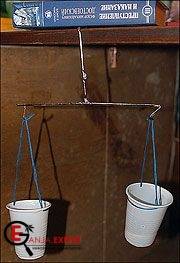 Вставить плечи коромысла в горизонтальное положение